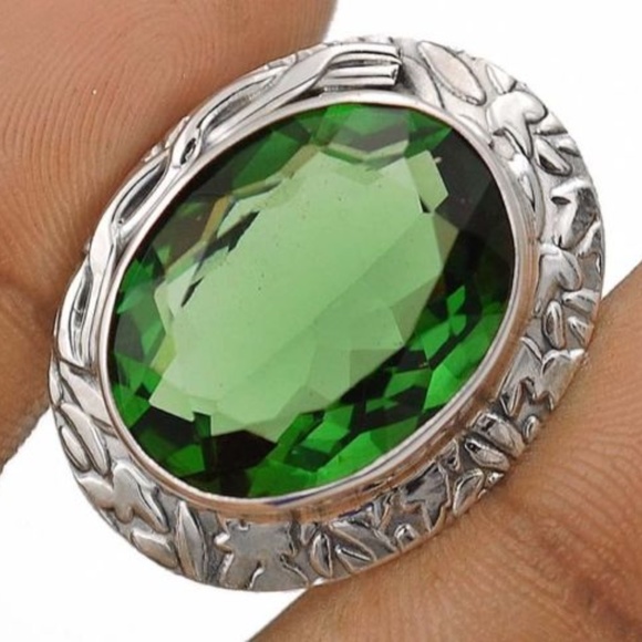 24CT Green Quartz, 925 Silver Pendant - Picture 1 of 2